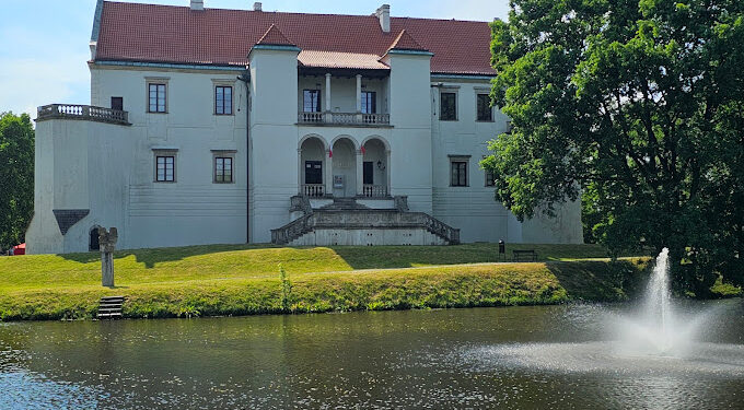 Noc Muzeów z lirą korbową, burczybasem, smokiem i jednorożcem