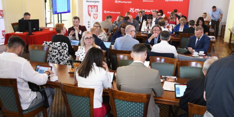 Zarząd Województwa Mazowieckiego z wotum i absolutorium