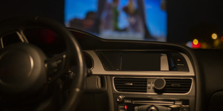 Kino samochodowe i „Ścigany” na ekranie”