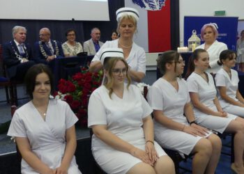 Czepkowanie absolwentów pielęgniarstwa na radomskim uniwersytecie