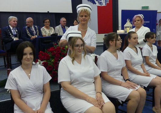 Czepkowanie absolwentów pielęgniarstwa na radomskim uniwersytecie