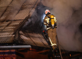 Piorun wywołał pożar w Wolskiej Dąbrowie – strażacy walczyli z ogniem 8 godzin