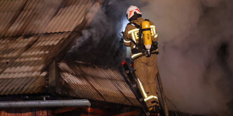 Piorun wywołał pożar w Wolskiej Dąbrowie – strażacy walczyli z ogniem 8 godzin