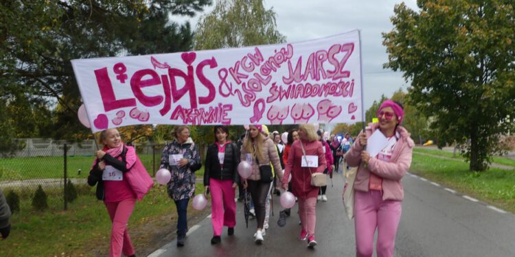 Kobiety przeszły ulicami Wolanowa