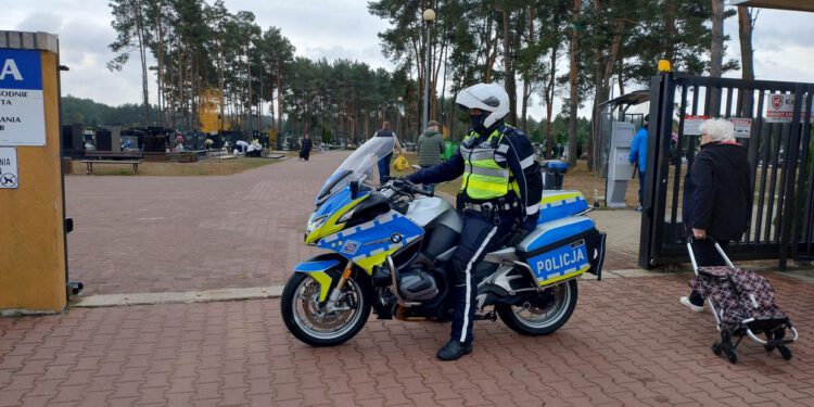 Wzmożone patrole policji na cmentarzach i drogach w okresie Wszystkich Świętych