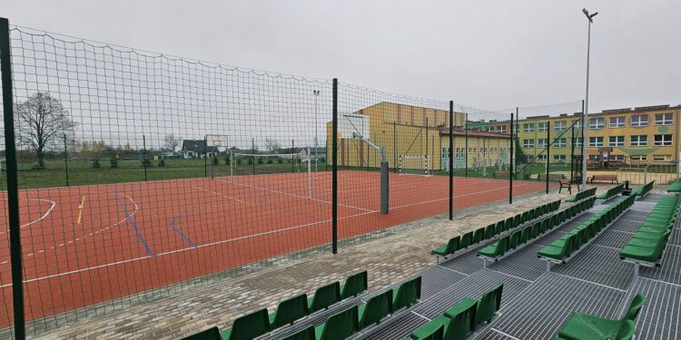 Nowoczesne boisko w Jedlance