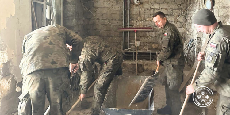 Żołnierze WOT na służbie powodzianom