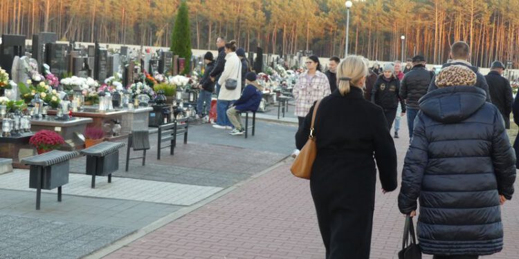 1 Listopada w Radomiu: Chwila Zadumy i Blask Wspomnień na Cmentarzach