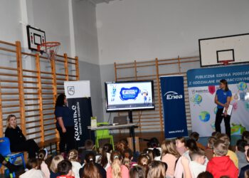 Wolontariusze Enei Wytwarzanie z wizytą w Publicznej Szkole Podstawowej nr 3  w Kozienicach