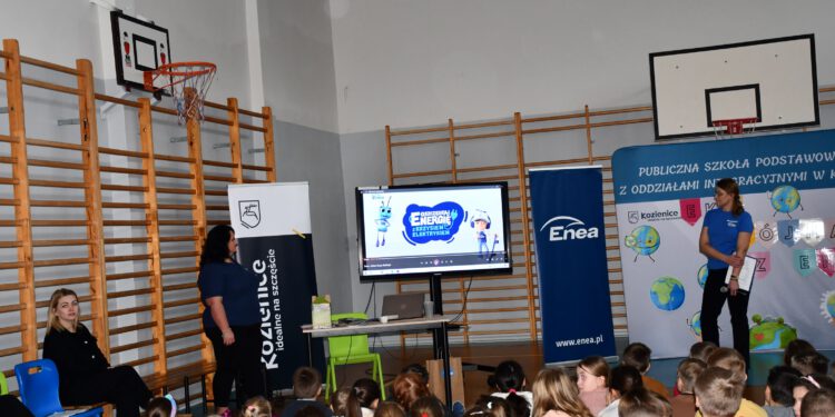 Wolontariusze Enei Wytwarzanie z wizytą w Publicznej Szkole Podstawowej nr 3 w Kozienicach