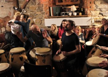 Bębniąc Leśmianem