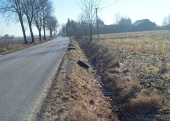 Zużyte opony przy drogach powiatowych
