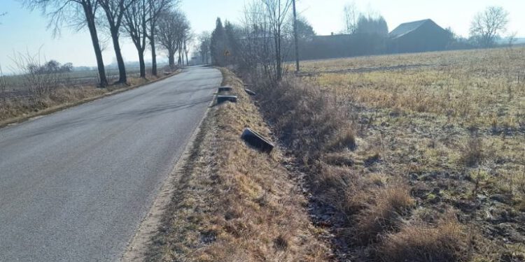 Zużyte opony przy drogach powiatowych