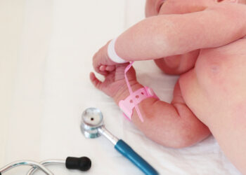 Szybsze diagnozowanie i leczenie noworodków z podejrzeniem okołoporodowego niedotlenienia i hipotermii