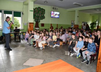 Wolontariusze Enei Wytwarzanie i ornitolog z M-ŚTO odwiedzili uczniów PSP nr 4 w Kozienicach