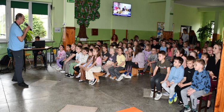 Wolontariusze Enei Wytwarzanie i ornitolog z M-ŚTO odwiedzili uczniów PSP nr 4 w Kozienicach