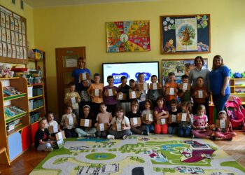 Wolontariusze Enei Wytwarzanie z edukacyjną prelekcją w Publicznym Przedszkolu nr 2 w Kozienicach