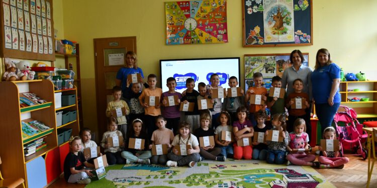 Wolontariusze Enei Wytwarzanie z edukacyjną prelekcją w Publicznym Przedszkolu nr 2 w Kozienicach