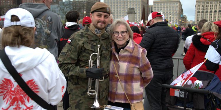Spotkali się po trzech latach. Kapral Dawid z Radomia oddał szpik i uratował Betty z USA