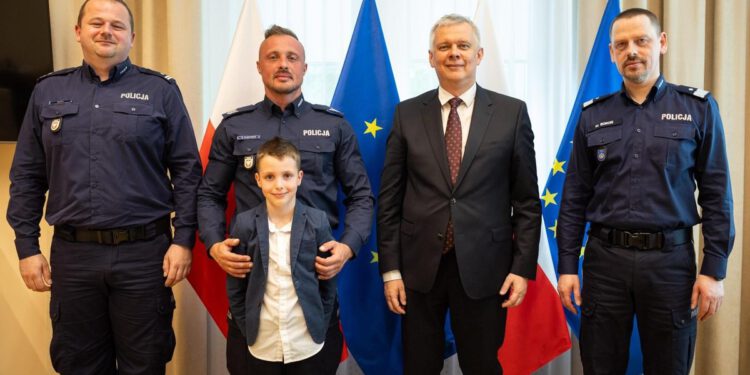 Policjant z Pionek bohaterem. Został odznaczony przez ministra