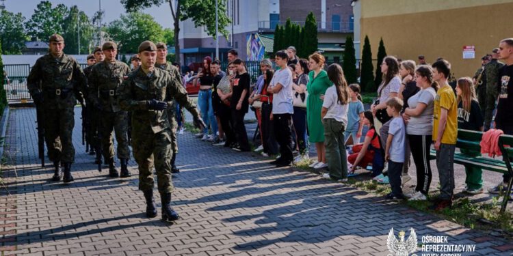 Żołnierze z wizytą w „Słonecznym Domu” z okazji Dnia Dziecka