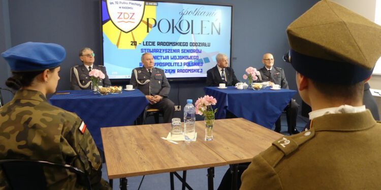 Historia i przyszłość lotnictwa spotkały się w Szkole im. 72 Pułku Piechoty