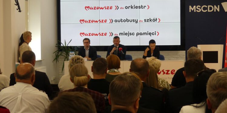 Miliony dla regionu radomskiego. Nowe autobusy dla uczniów i wsparcie miejsc pamięci