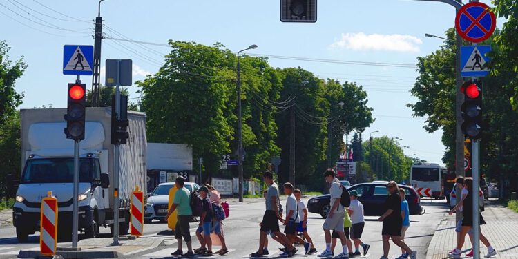 Nowa sygnalizacja świetlna na Dzierzkowie. Piesi bezpieczniejsi na skrzyżowaniu Lubelskiej i Kaszubskiej