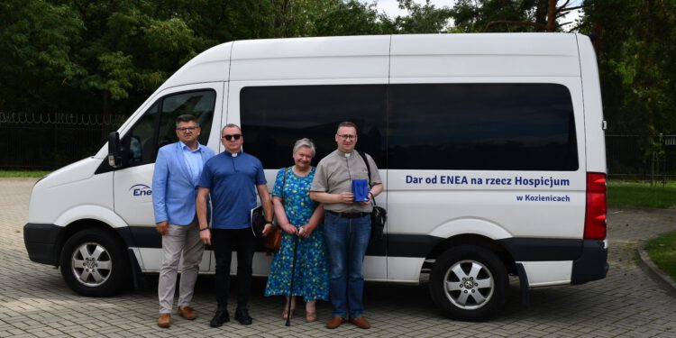 Nowy pojazd dla kozienickiego hospicjum od Enei Wytwarzanie