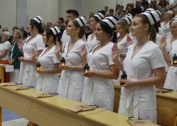 Symboliczny krok do zawodu. Czepkowanie pielęgniarek i pielęgniarzy na Uniwersytecie Radomskim