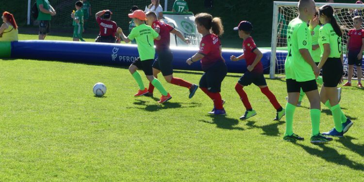 Radom gościł setki młodych piłkarzy podczas Turnieju Futbol Plus Bez Granic