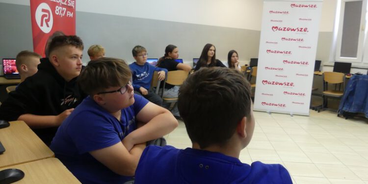 „Złota 10″ w Myśliszewicach. Mazowiecka Szkółka Dziennikarska odwiedziła drugą szkołę w 15. edycji projektu