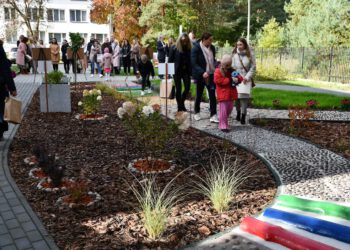 „Kraina 5 zmysłów” już otwarta – sensoryczny ogród w Kozienicach powstał dzięki programowi „Zielona społeczność”