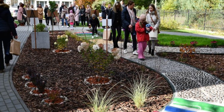 „Kraina 5 zmysłów” już otwarta – sensoryczny ogród w Kozienicach powstał dzięki programowi „Zielona społeczność”