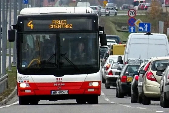 Zmiany w organizacji ruchu przy radomskich cmentarzach. 1 listopada komunikacja miejska za darmo