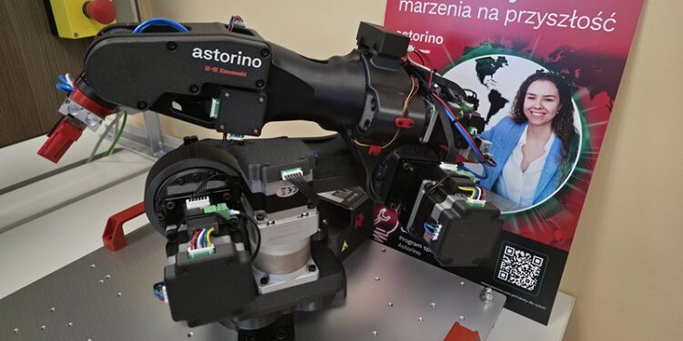 Robot edukacyjny trafił do radomskiego Elektronika