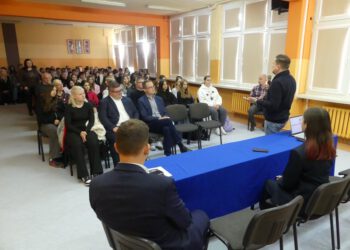 Młodzież uczy się aktywności społecznej