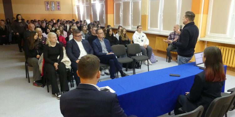 Młodzież uczy się aktywności społecznej