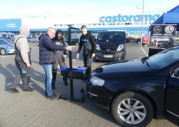 Uczniowie z Zespołu Szkół Samochodowych w Radomiu ustawiali światła podczas policyjnej akcji