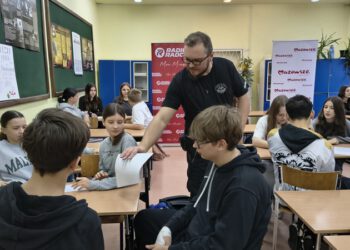 „Złota 10” na półmetku. Dziennikarze odwiedzili PSP nr 1 w Radomiu