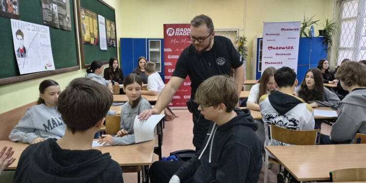 „Złota 10” na półmetku. Dziennikarze odwiedzili PSP nr 1 w Radomiu