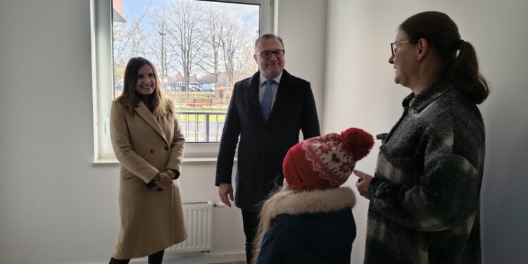 Nowy blok komunalny w Radomiu oddany do użytku. Mieszkańcy wprowadzają się na Michałów