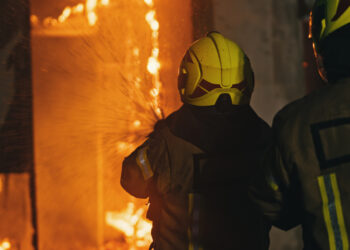 Oblał benzyną drzwi jednego z mieszkań i podpalił. Dwie osoby trafiły do szpitala