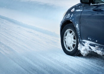 Śliskie drogi w Radomiu. Kilkanaście kolizji po nocnym oblodzeniu