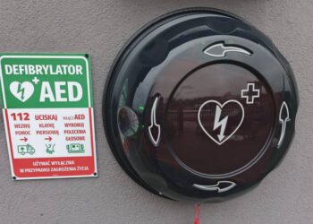 Nowoczesne wsparcie dla ratowania życia. OSP w Mniszku z ogólnodostępnym AED