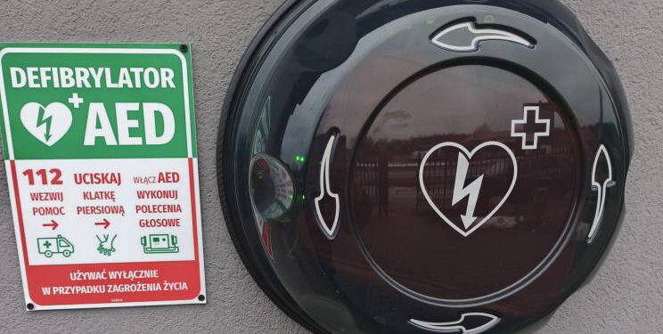 Nowoczesne wsparcie dla ratowania życia. OSP w Mniszku z ogólnodostępnym AED