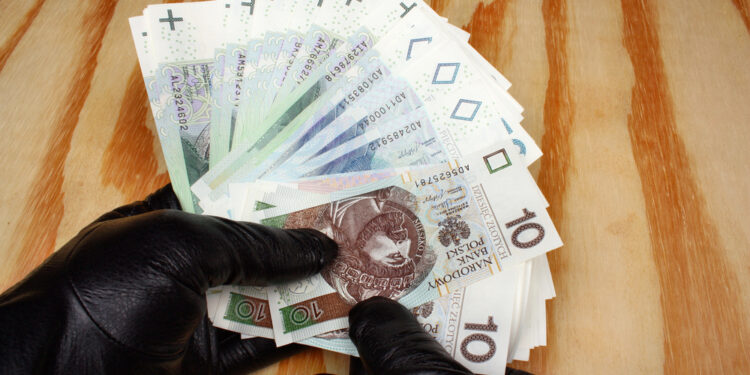 Kolejne oszustwa w Radomiu i regionie. Mieszkańcy stracili dziesiątki tysięcy złotych