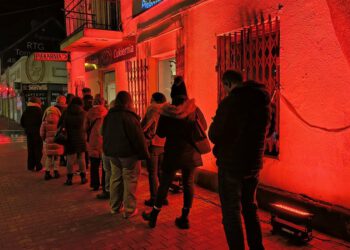 Nocna sprzedaż pączków przyciągnęła tłumy