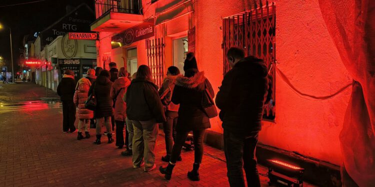 Nocna sprzedaż pączków przyciągnęła tłumy