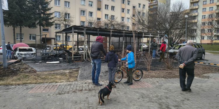 Pożar wiaty śmietnikowej na osiedlu Ustronie